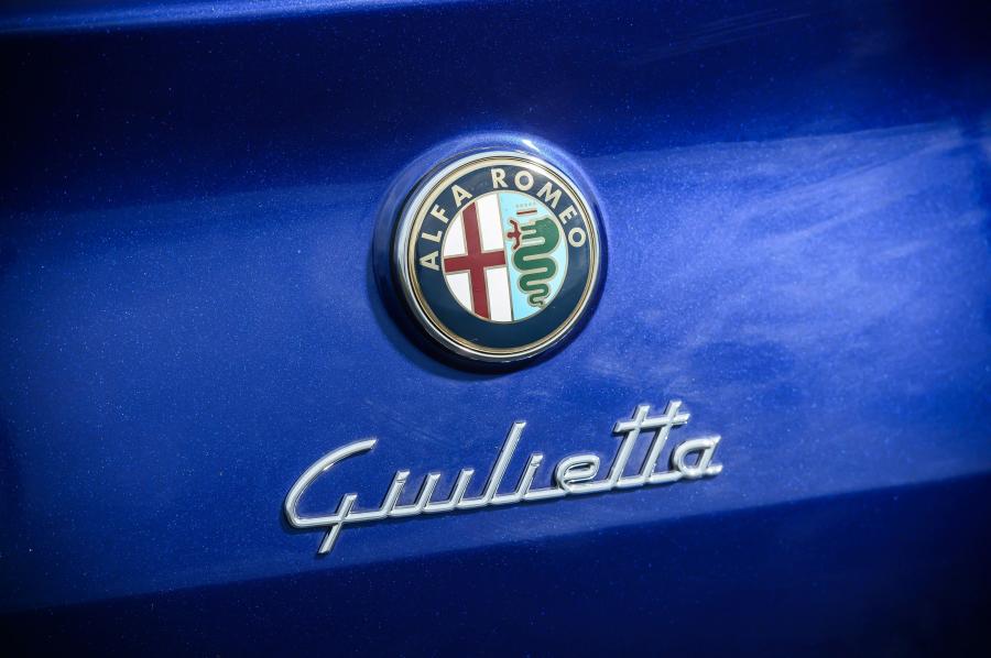 Логотип Alfa Romeo Giulietta Sportiva (940) 2014 года  (UK) (фото 25 из 48)